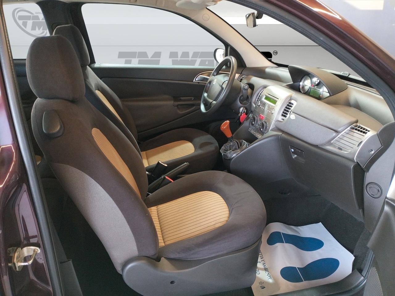 Lancia Ypsilon 1.3 MJT 75 CV Platino