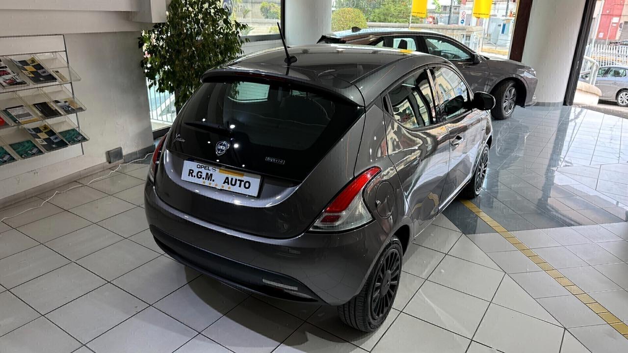 Lancia Ypsilon 1.0 FireFly 5 porte S&S Hybrid Silver