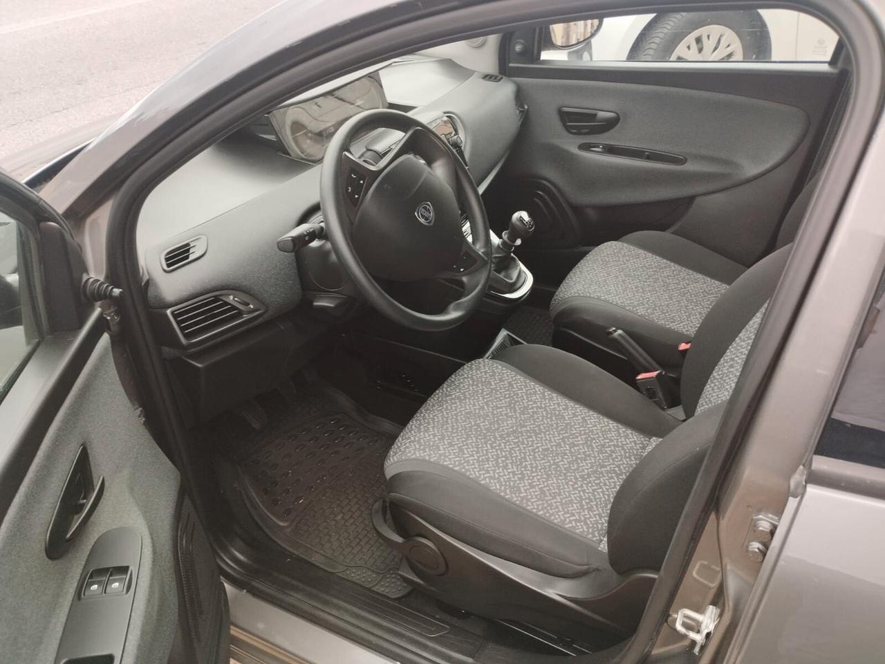 Lancia Ypsilon 1.0 FireFly 5 porte S&S Hybrid Ecochic Silver
