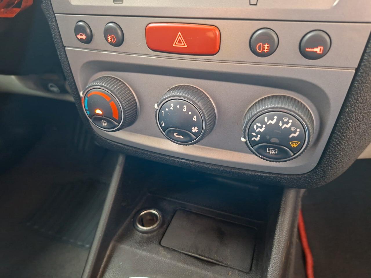 Alfa Romeo 147 1.6i 16V Twin Spark cat 3p. Distinctive