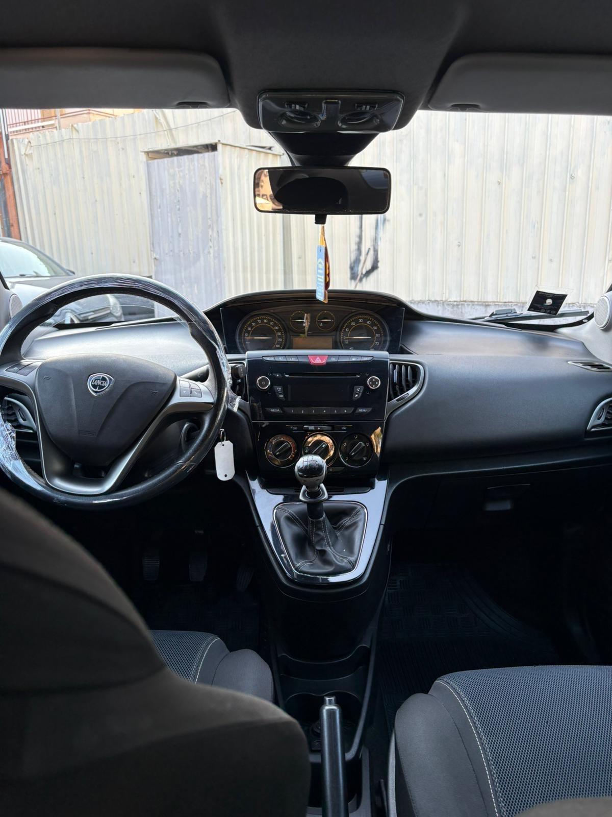 Lancia Ypsilon 1.2 69 CV 5 porte S Momodesign