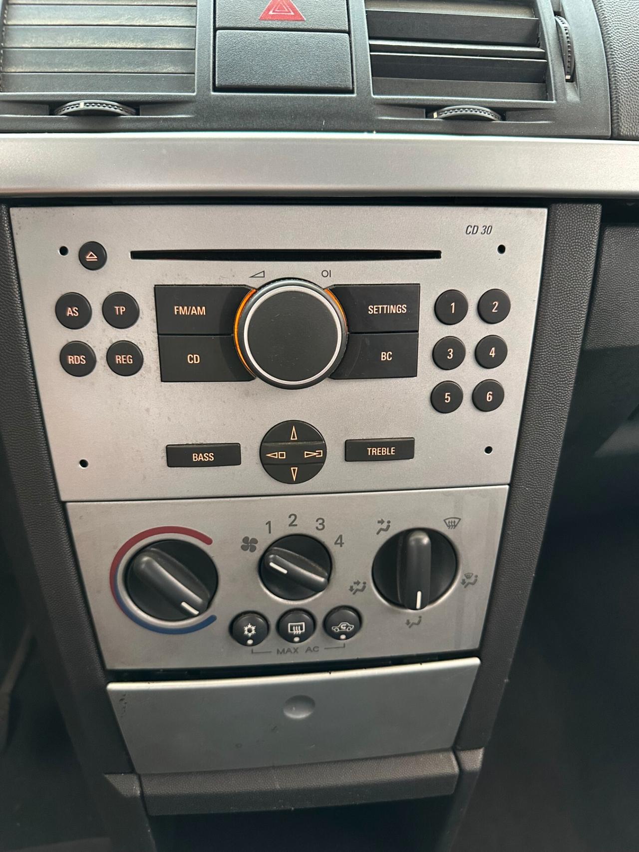 Opel Meriva 1.4 Benz (Euro 4), spaziosa e ben funzionante