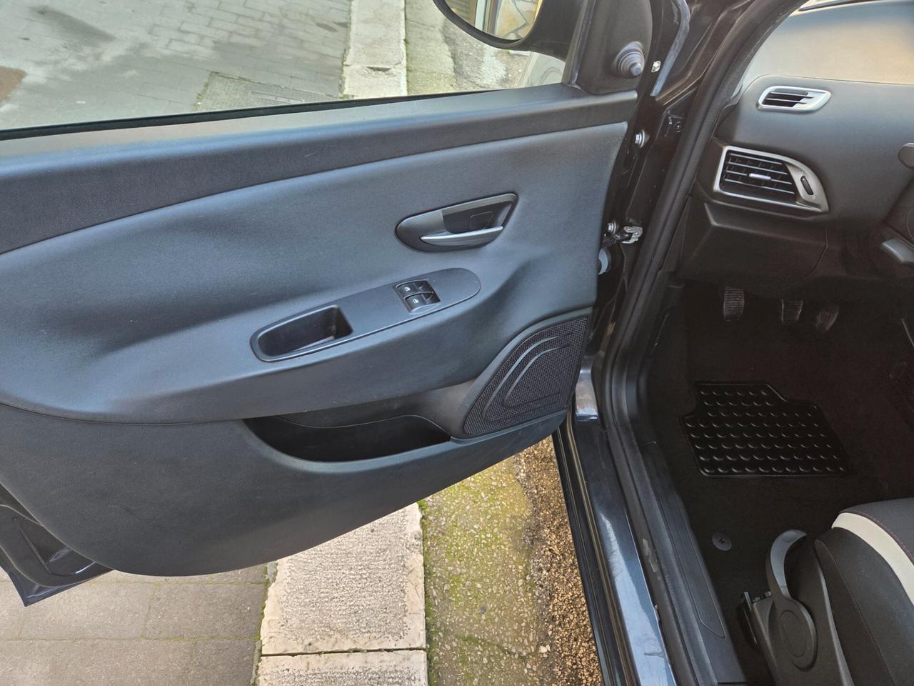 LANCIA YPSILON 1.2 BENZINA 70 CV GPL KM 99000 CERTIFICATI