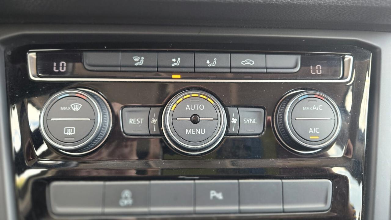 Volkswagen Touran 1.6 tdi Highline 115CV dsg 7p Uff Italy Navi Clima