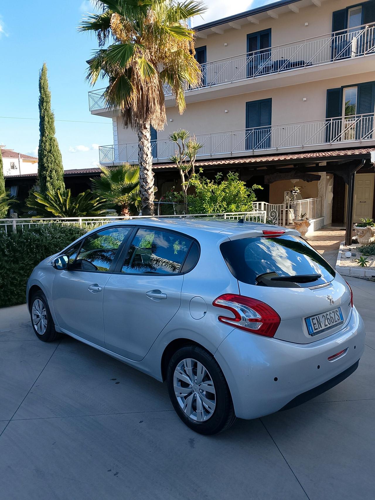 Peugeot 208 1.4 HDi 68 CV 5 porte Allure