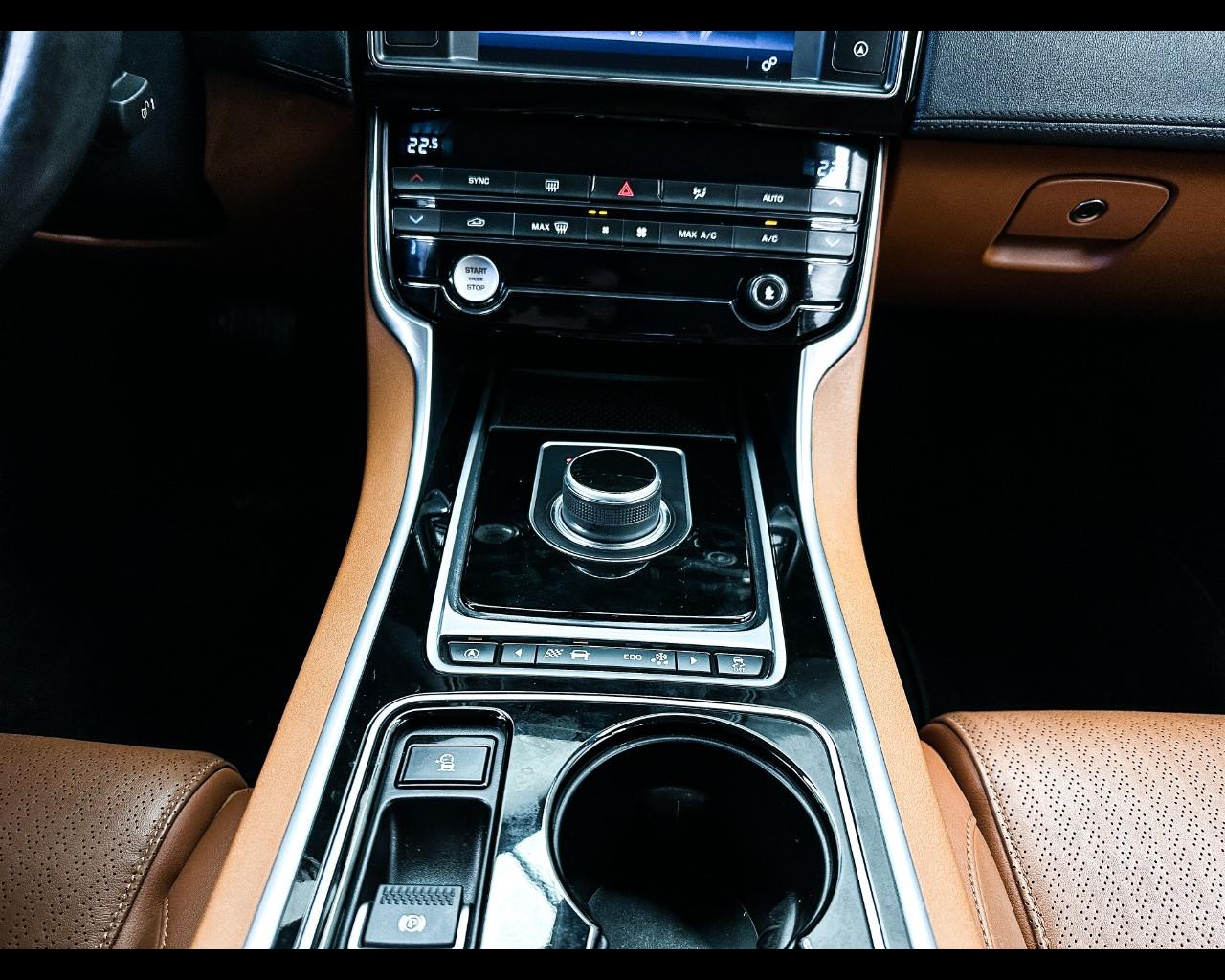 JAGUAR XE 2.0 D Turbo 180 CV AWD aut. Prestig