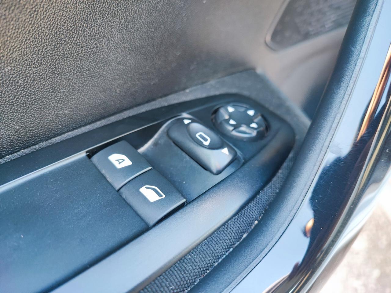 Peugeot 208 1.4 HDi 68 CV 5 porte Allure