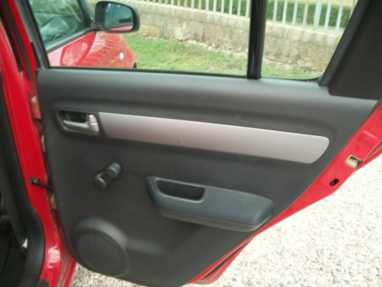 Suzuki Swift 1.3 5p. GLX KM 200.300 CC 1328 BENZINA EURO 04 REVISIONE SCADE 30/06/2026 BOLLATA 30/06/2026 SI NEOPATENTATI UNICO PROPRIETARIO GIA FATTA LA FRISIONE GOMMATA 95/100 GARANZIA UN ANNOCOME NUOVA