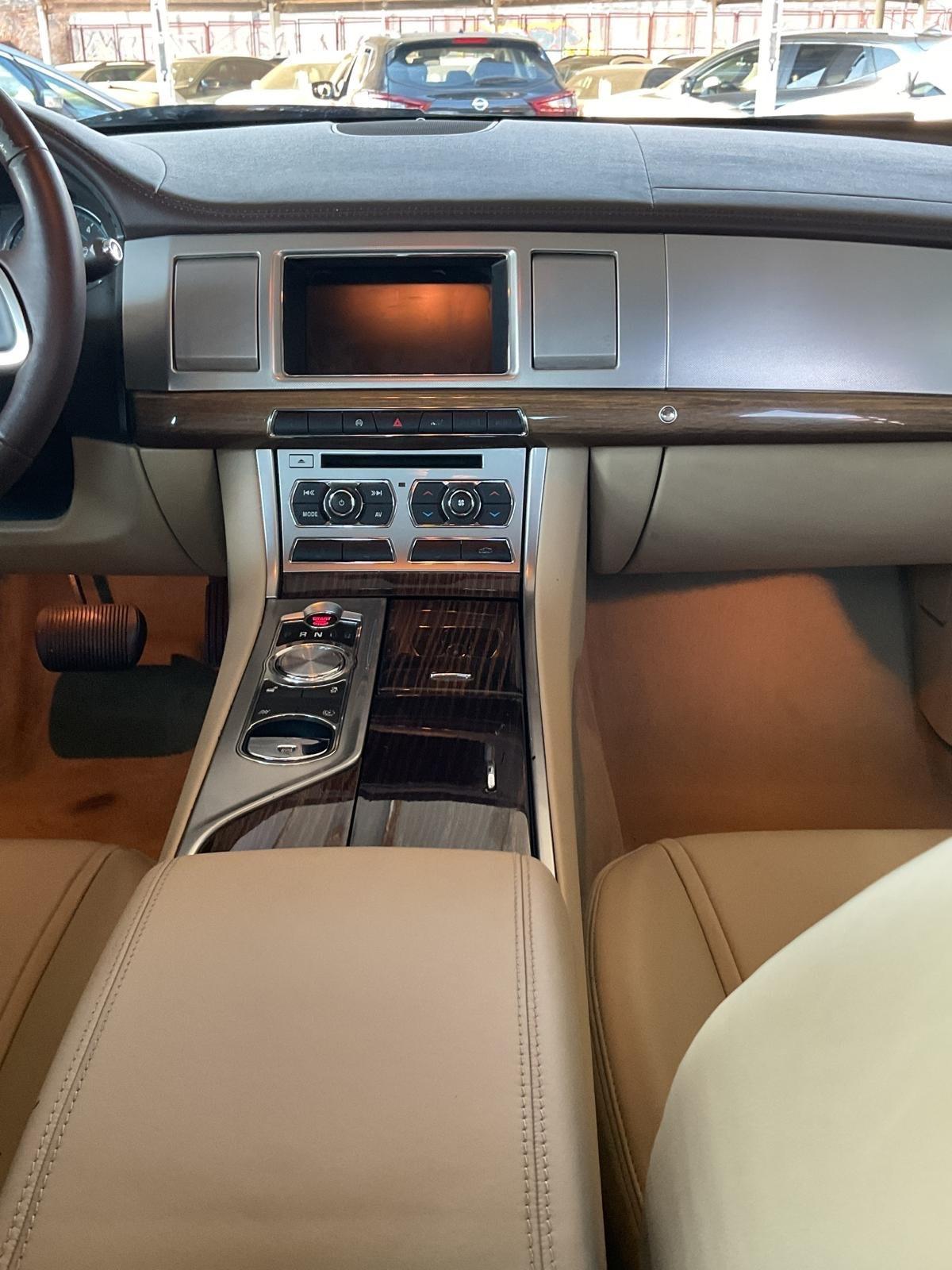 XF 3.0 D V6 Premium Luxury-unipro-rate-garanzia-