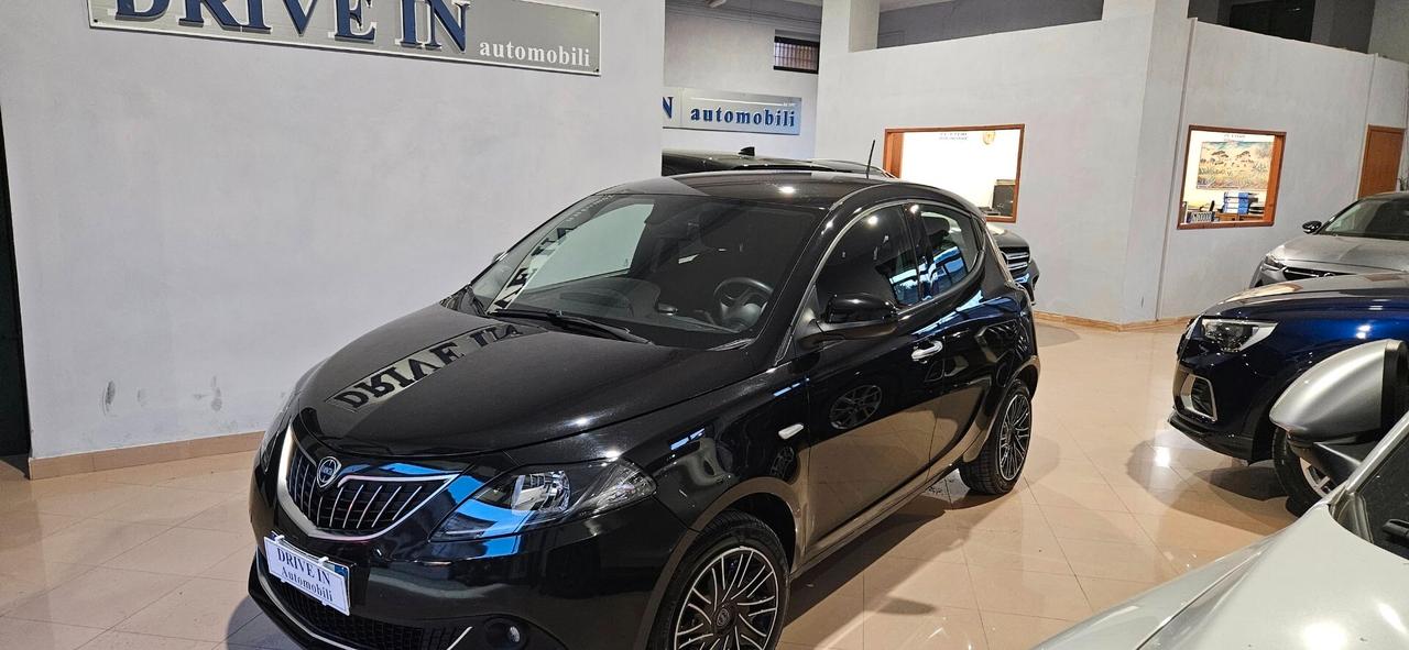 Lancia Ypsilon 1.0 HYBRID 5 porte Posti Gold
