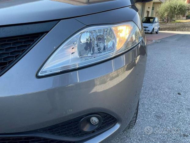 Lancia Ypsilon 0.9 TwinAir 85 CV 5 porte Meta...