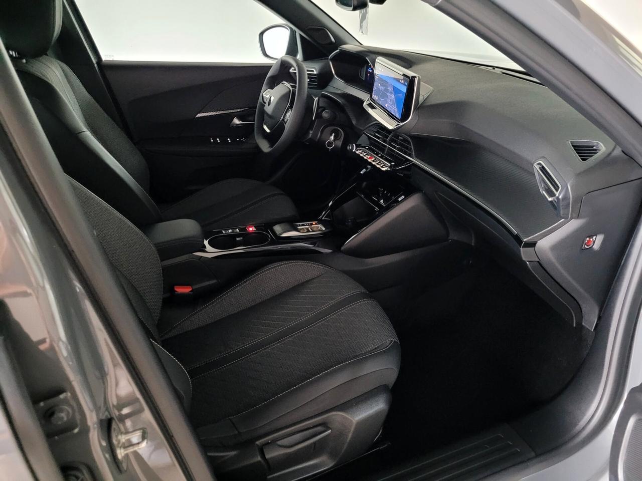 Peugeot 2008 1.2 ALLURE AUT. CARPLAY LED ACC RETROCAMERA