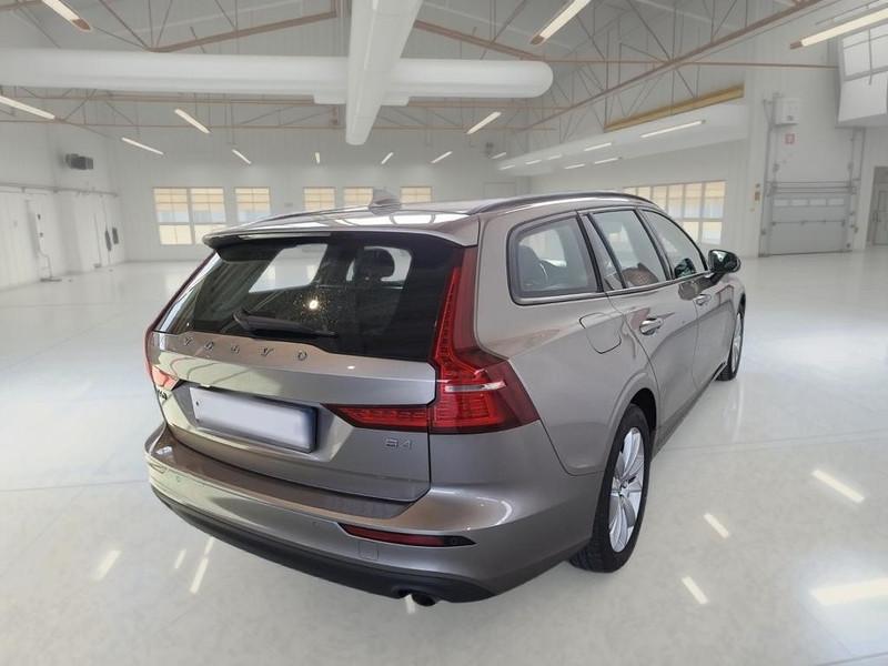 VOLVO V60 B4 D AUTOM. MOMENTUM BUSINESS STATION WAGON