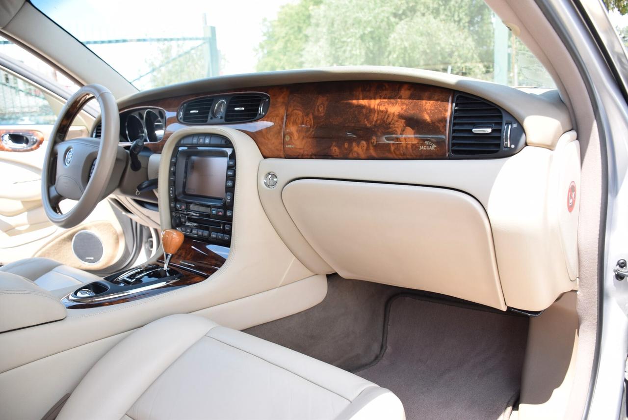 Jaguar XJ 4.2 V8 298CV AUT. NAVI PELLE SENSORI CRUISE BT Executive