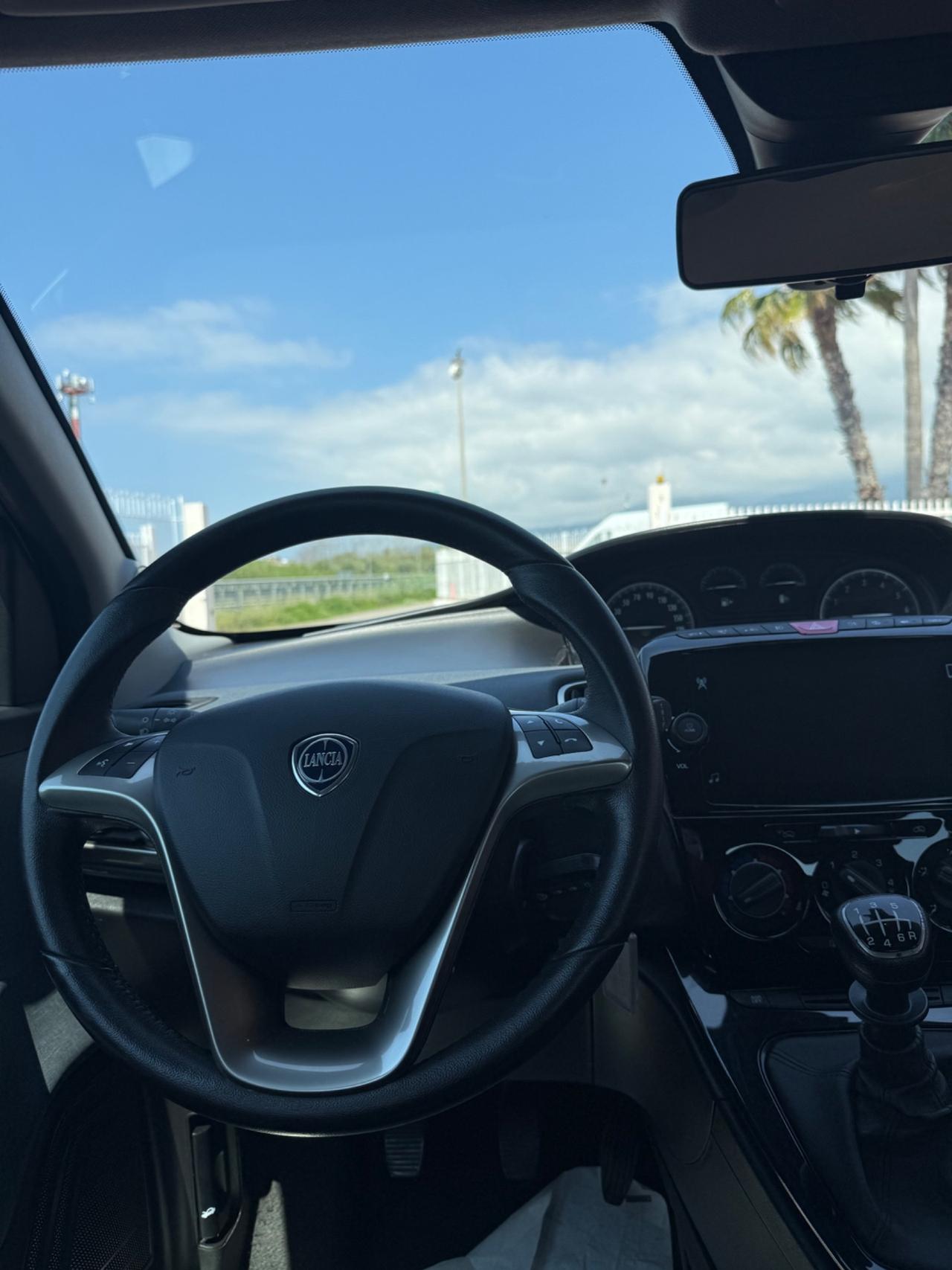 Lancia Ypsilon 1.0 Hybrid 69cv