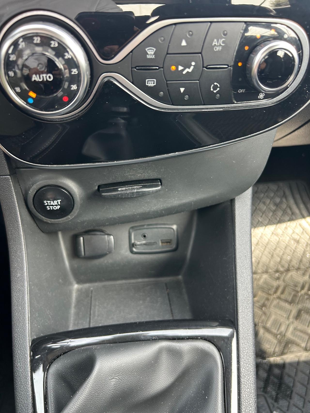 Renault Clio TCe 12V 90 CV 5 porte Moschino Intens