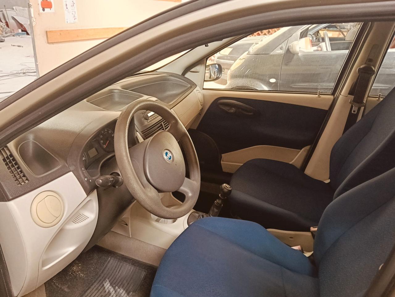 Fiat Punto 1.2i cat 5 porte ELX km.114000 Uniprop Vetrina