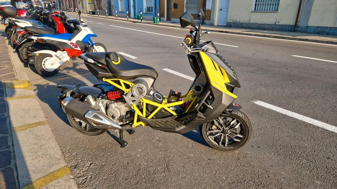 Italjet Dragster 125 KM0 a Euro 4490 - nei colori giallo/antracite o nero/grigio