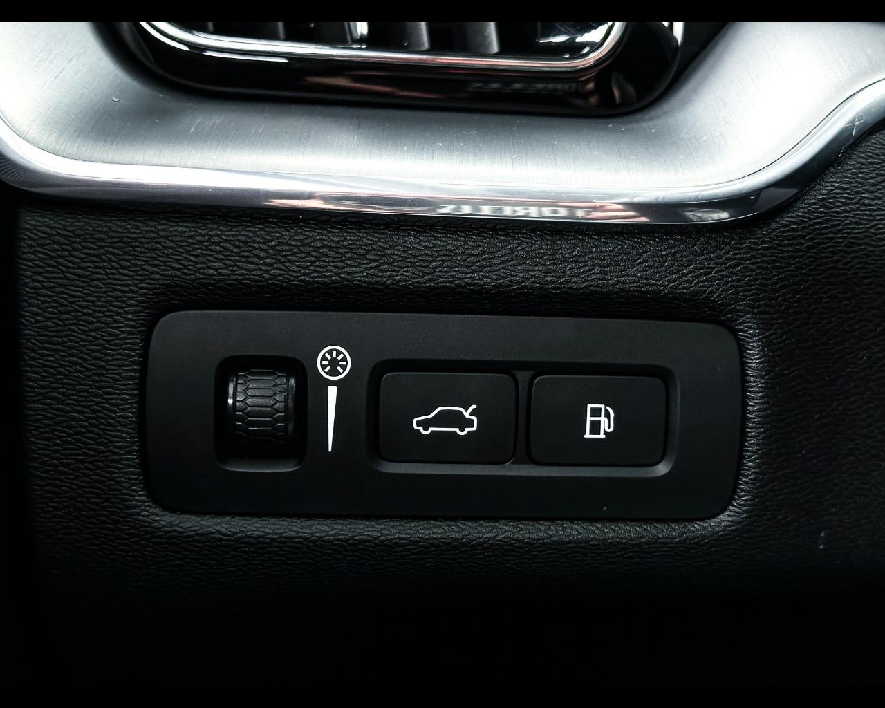 VOLVO XC60 (2017-->) - XC60 T6 Recharge Plug-in Hybrid AWD Inscrip