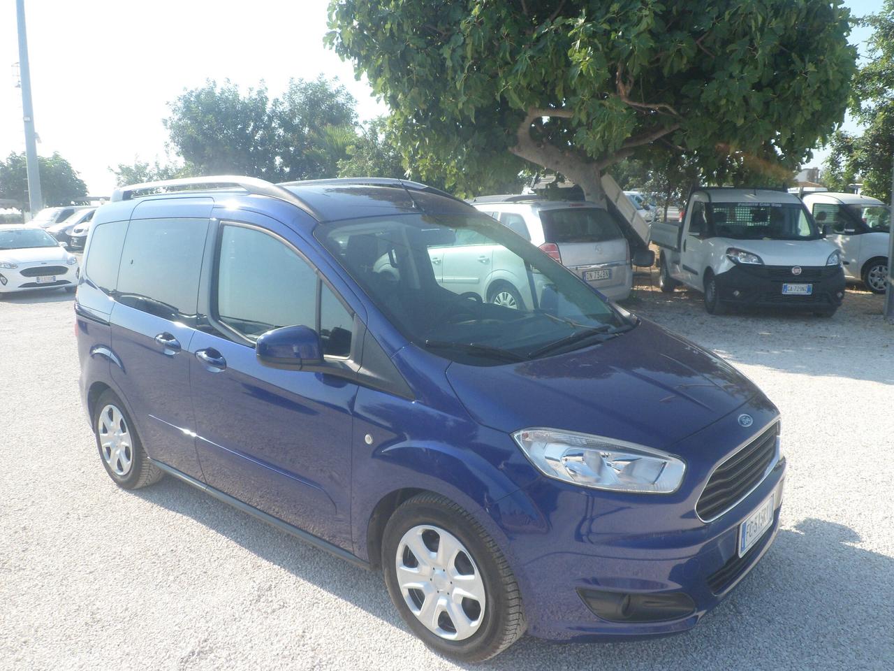 Ford Tourneo Courier 5 posti autovettura