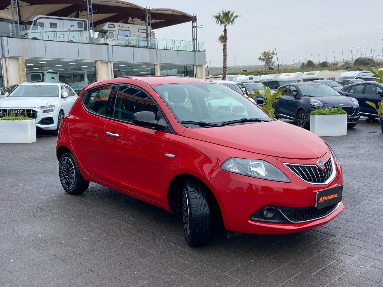 Lancia Ypsilon 1.0 firefly hybrid Silver