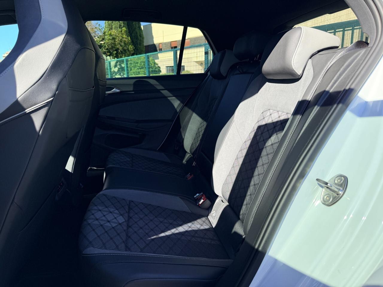 Volkswagen Golf 1.5 eTSI 130cv DSG R-Line TETTO