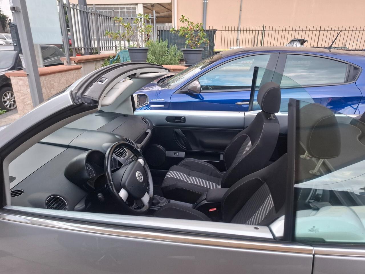 Volkswagen New Beetle Cabriolet - 1.4-16V Highline