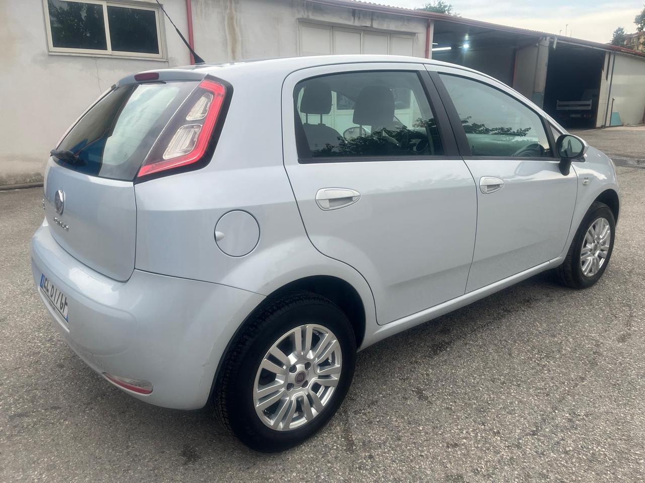 Punto Fiat g punto 5P-1.4-77cv- metano -full-2012