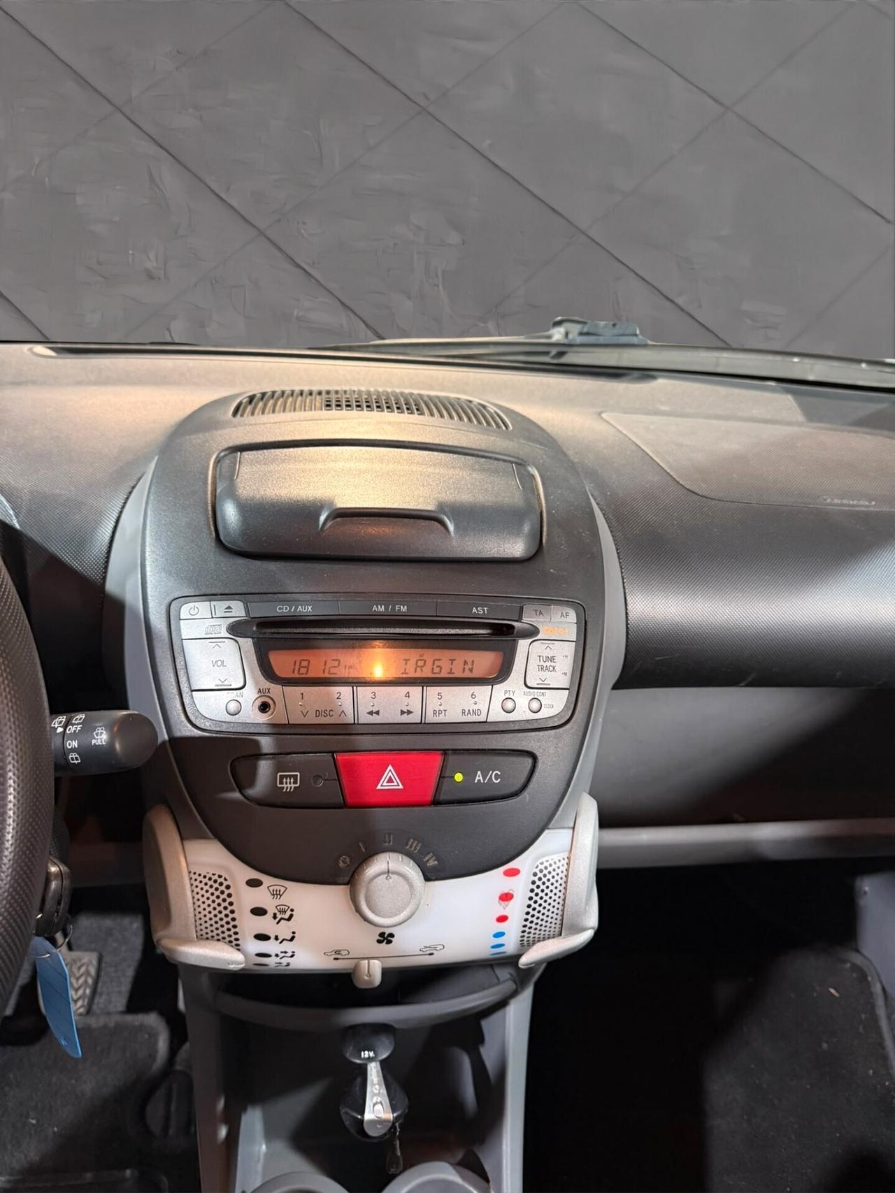 Toyota Aygo 1.0 12V VVT-i 5P Sol Connect RED