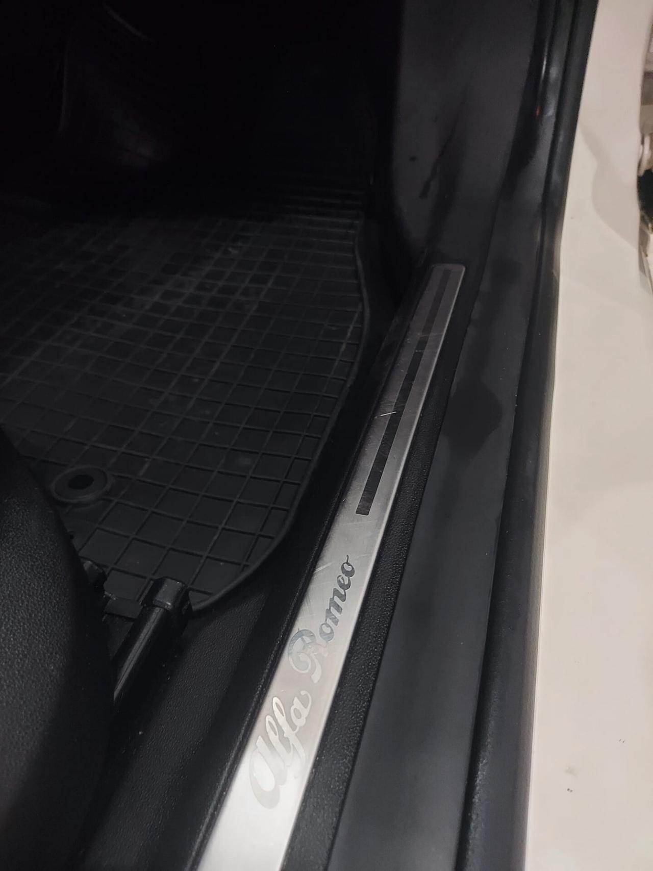 Alfa Romeo MiTo 1.3 JTDm-2 95 CV S&S Distinctive Sport Pack