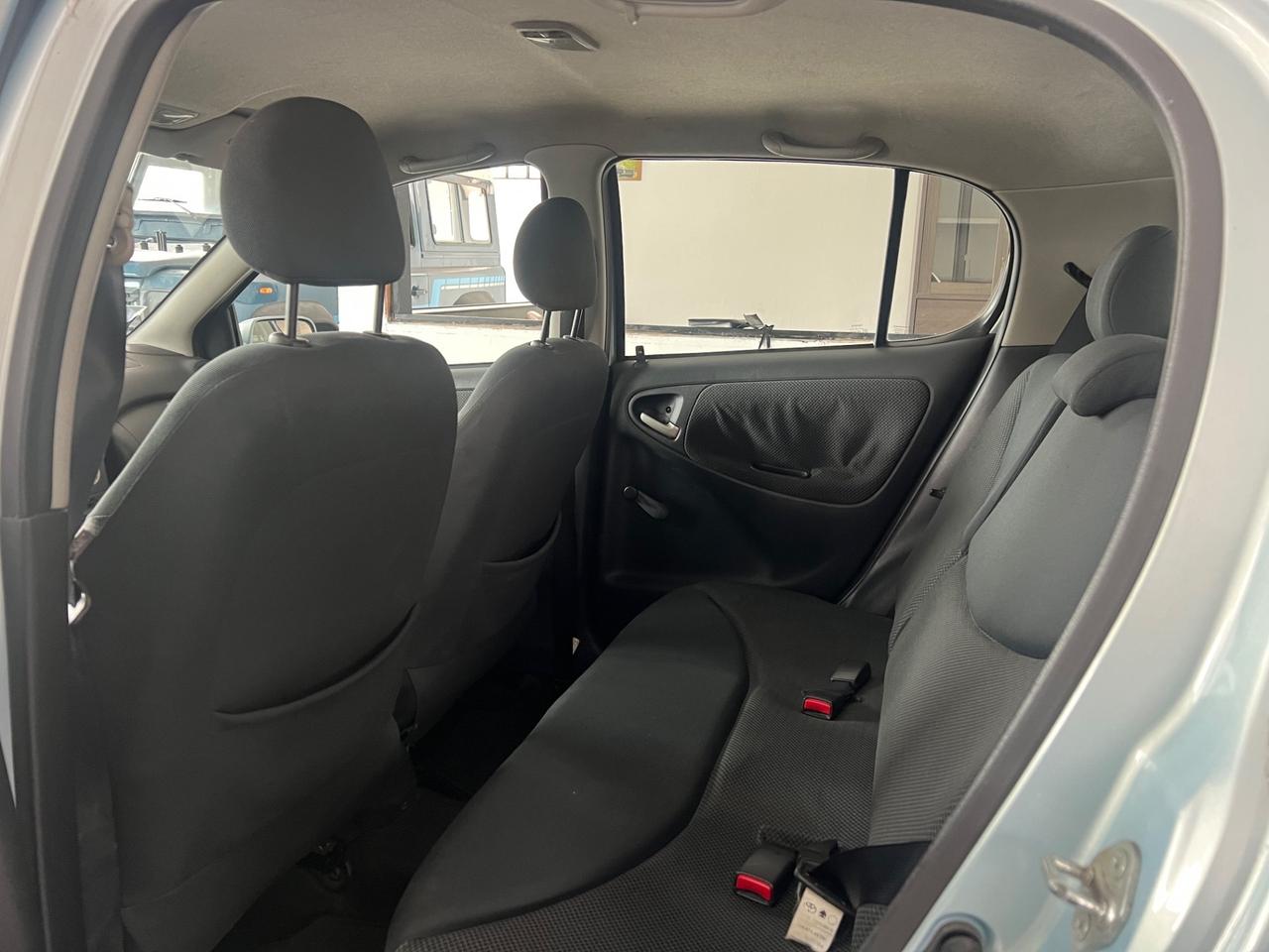 Toyota Yaris 1.0i 16V cat 5 porte Sol