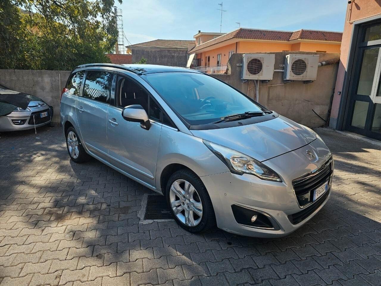 Peugeot 5008 1.6 Diesel Allure 7 Posti – Tetto Panoramico – Navigatore – KM CERTIFICATI