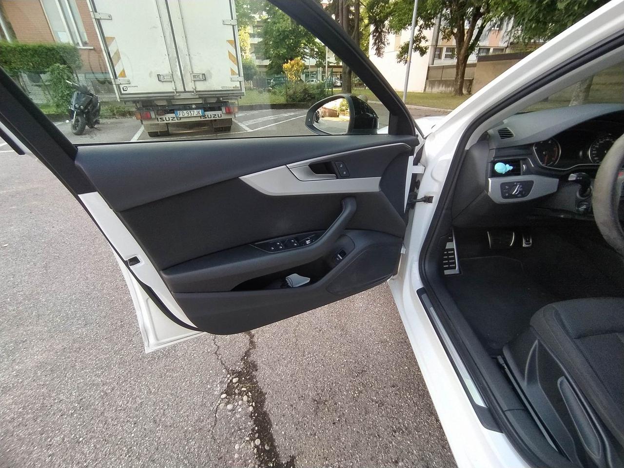 Audi A4 2.0 TDI ultra Business Sport