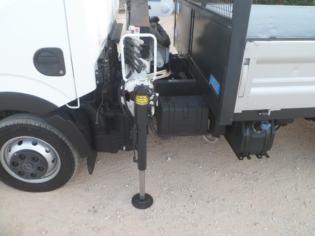 Nissan cabstar cassone con gru