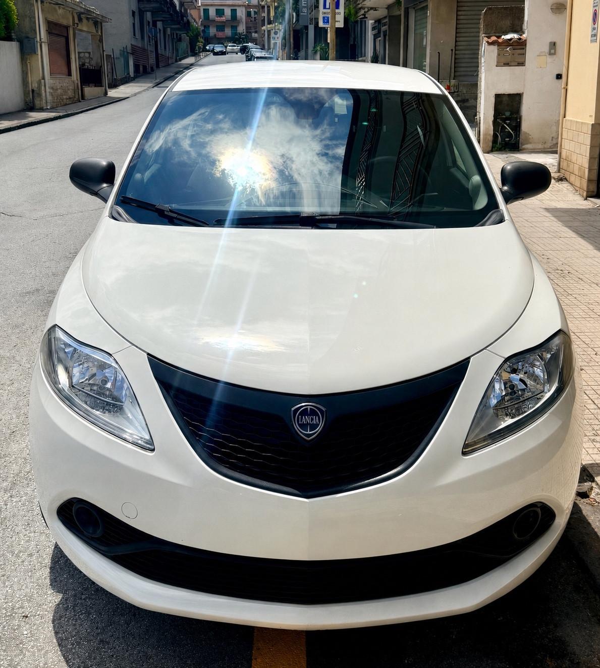 Lancia Ypsilon 1.0 FireFly 5 porte S&S Hybrid Ecochic Silver