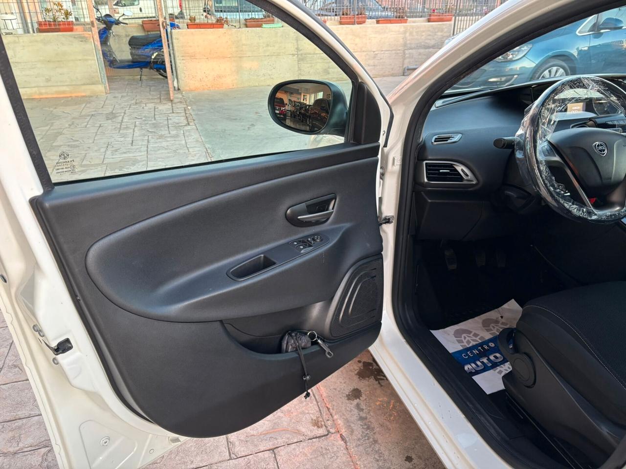 Lancia Ypsilon 1.2 69 CV 5 porte GPL Ecochic S Momodesign