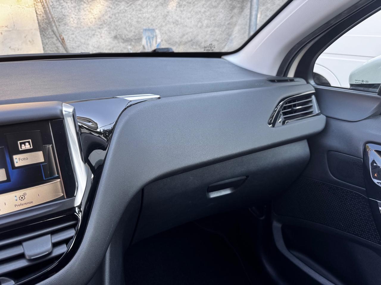 Peugeot 208 1.4 e-HDi 68 CV automatica/ neopatentati