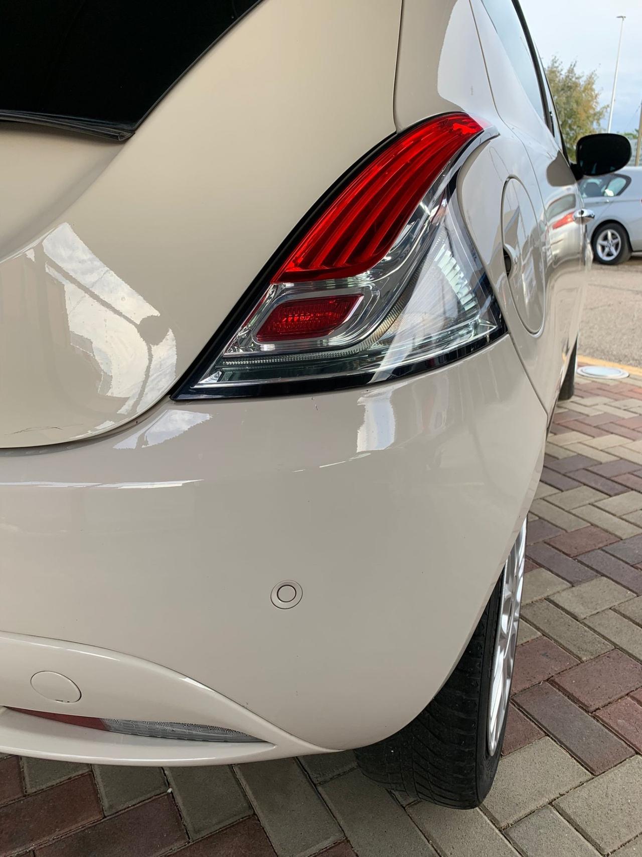 Lancia Ypsilon 1.2 69 CV 5 porte Gold stupenda 5 posti