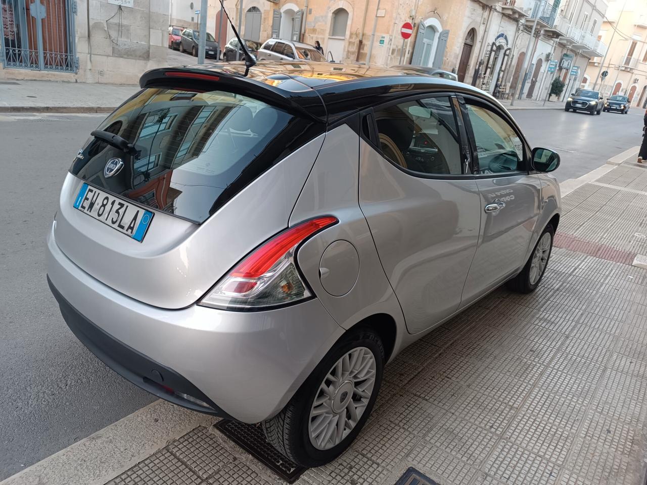 Lancia Ypsilon 1.2 69 CV 5 porte GOLD BI COLOR