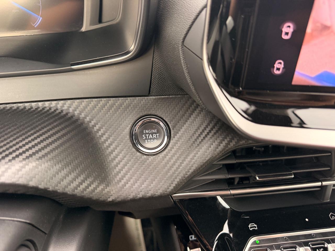 Peugeot 2008 1.5 BlueHDi 130 EAT8 Allure navi cockpit