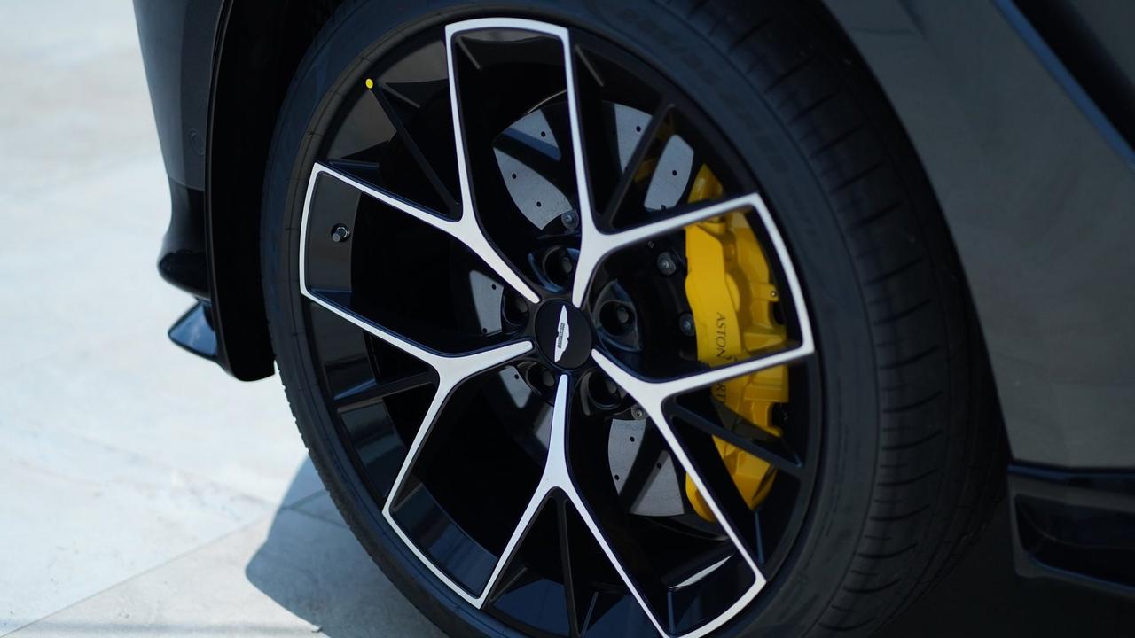 ASTON MARTIN DBX707 4.0