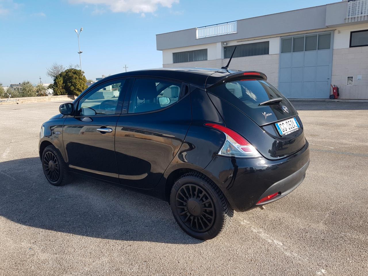 Lancia Ypsilon 1.0 FireFly 5/P Hybrid Ecochic Silver