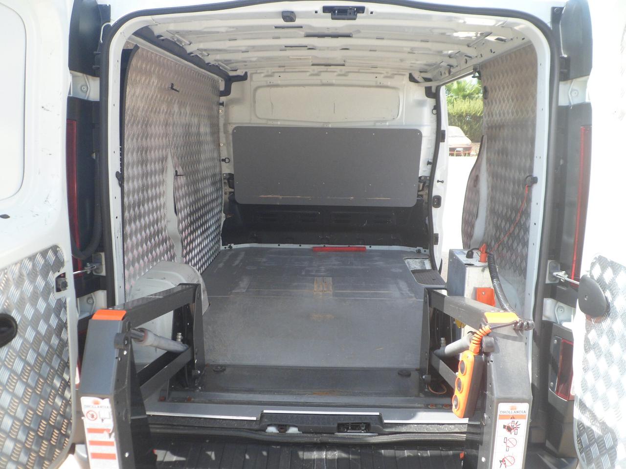 Renault Trafic furgone con pedana