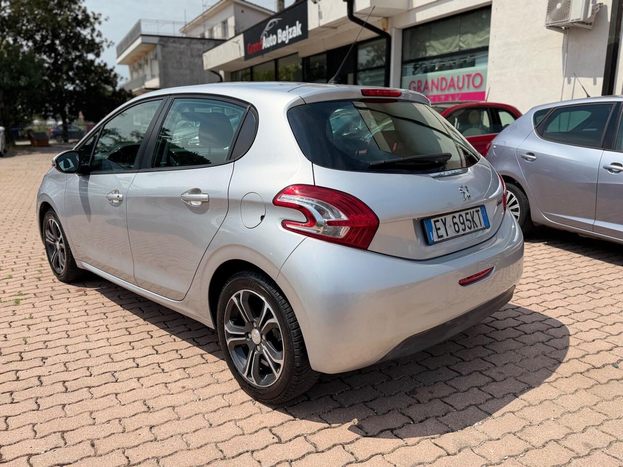 Peugeot 208 1.4 HDi 68 CV 5 porte Allure