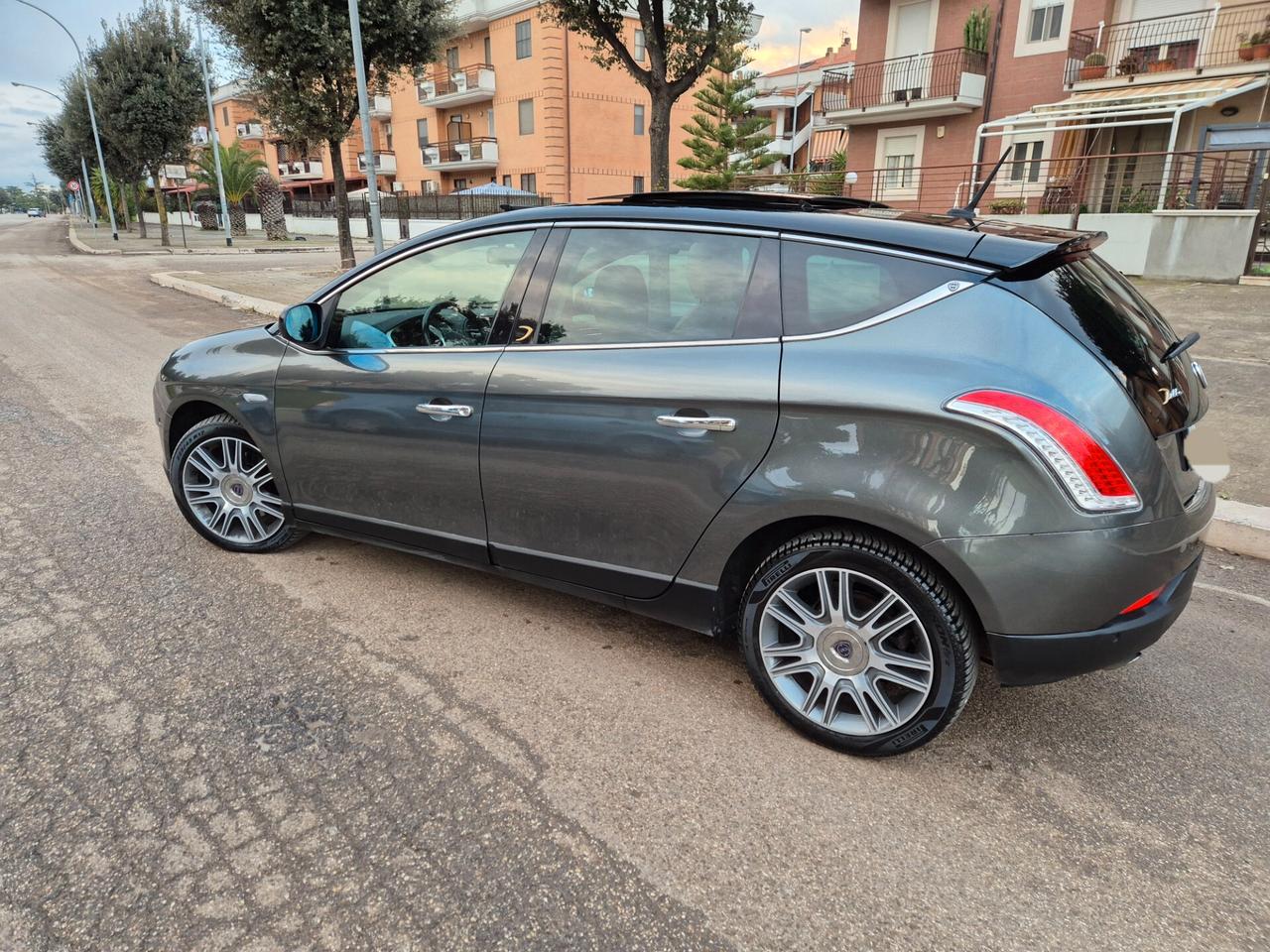 Lancia Delta 1.9 190cv MJT bi turbo tetto poltrone frau 2010