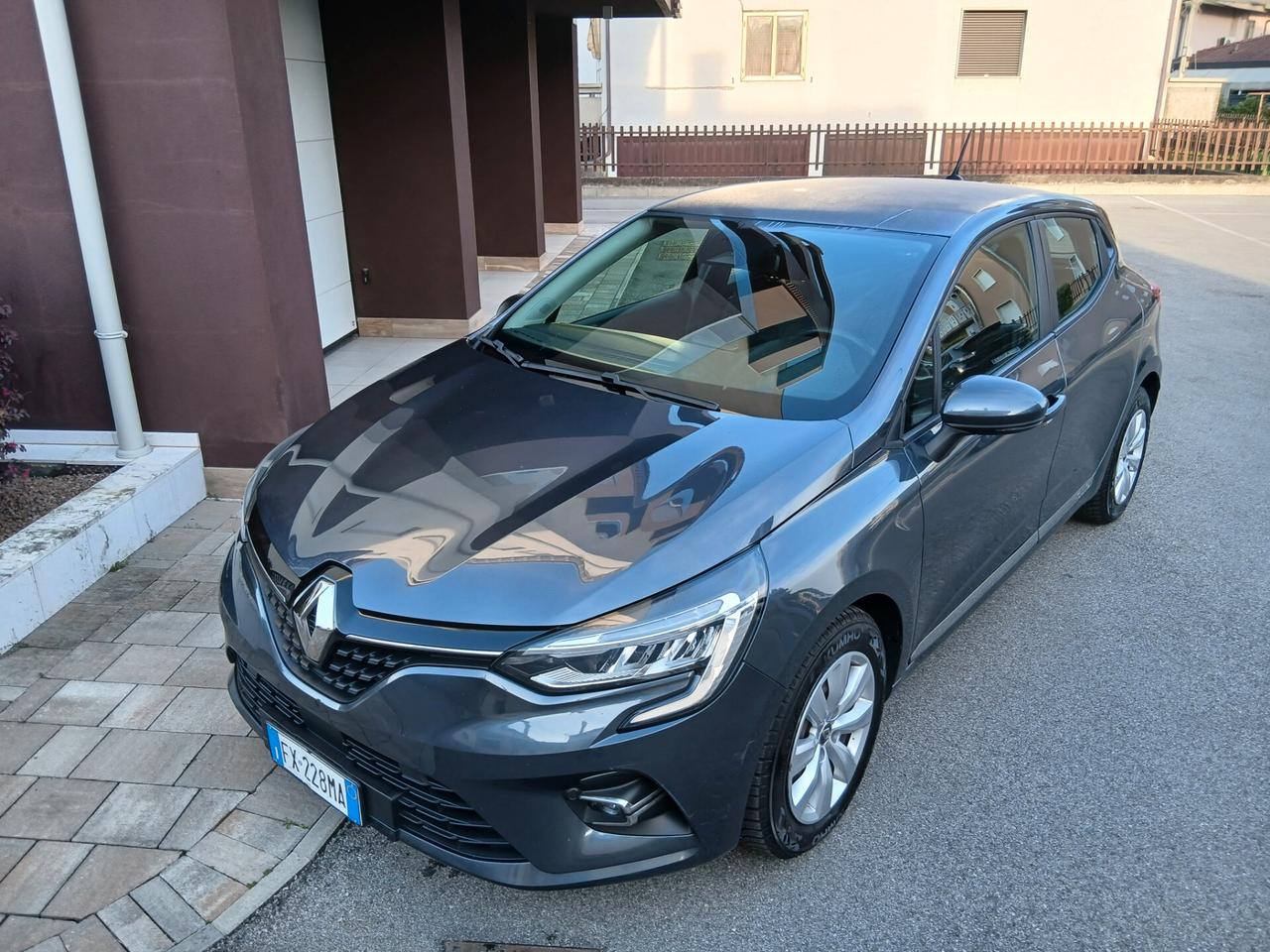 Renault Clio TCe 100 CV 5 porte Zen UNICO proprietario tua con € 164 mese