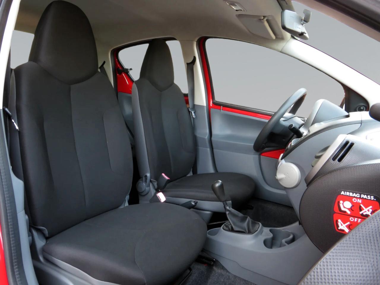 Toyota Aygo 5p 1.0 Now. km 106.000. frizione e gomme nuove.