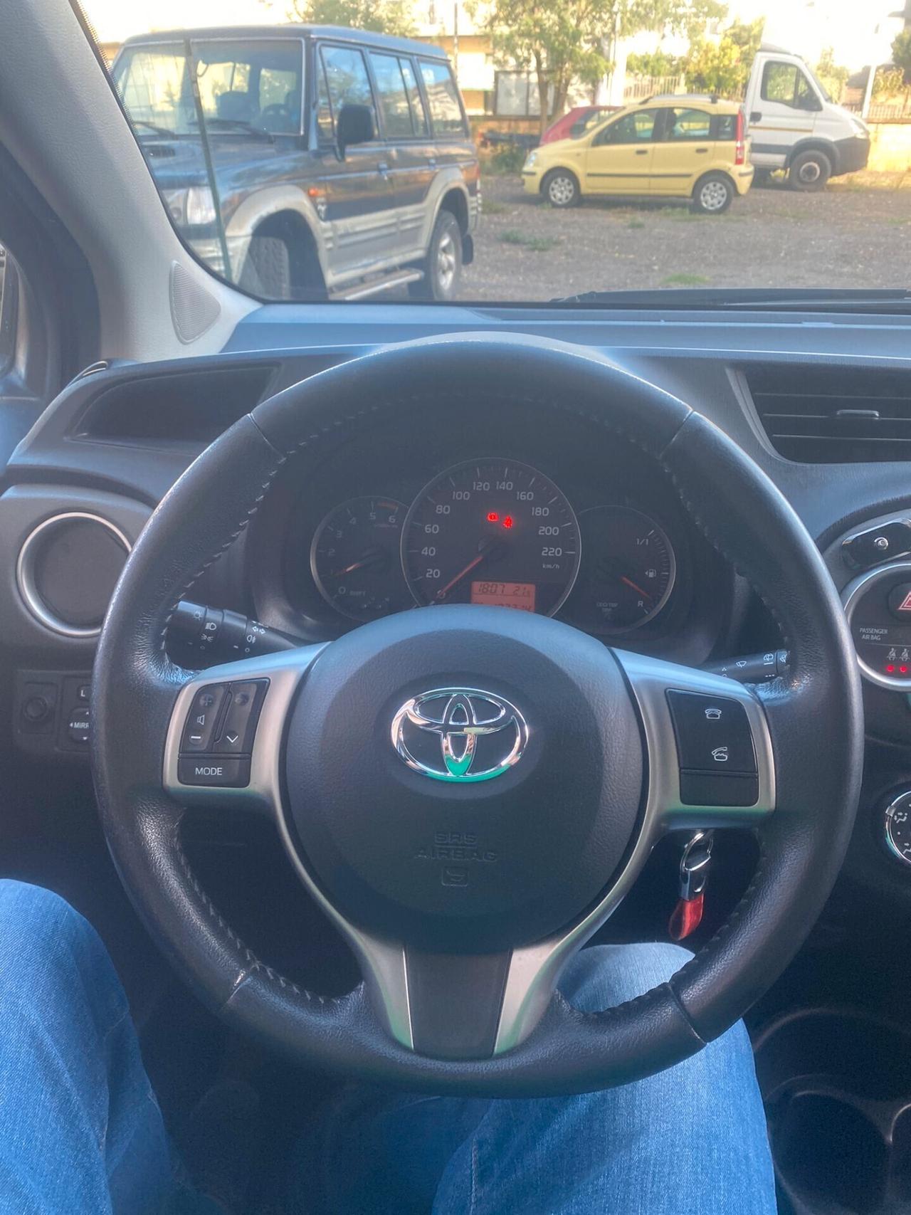 Toyota Yaris 1.4 D-4D 5 porte Lounge passaggio incluso