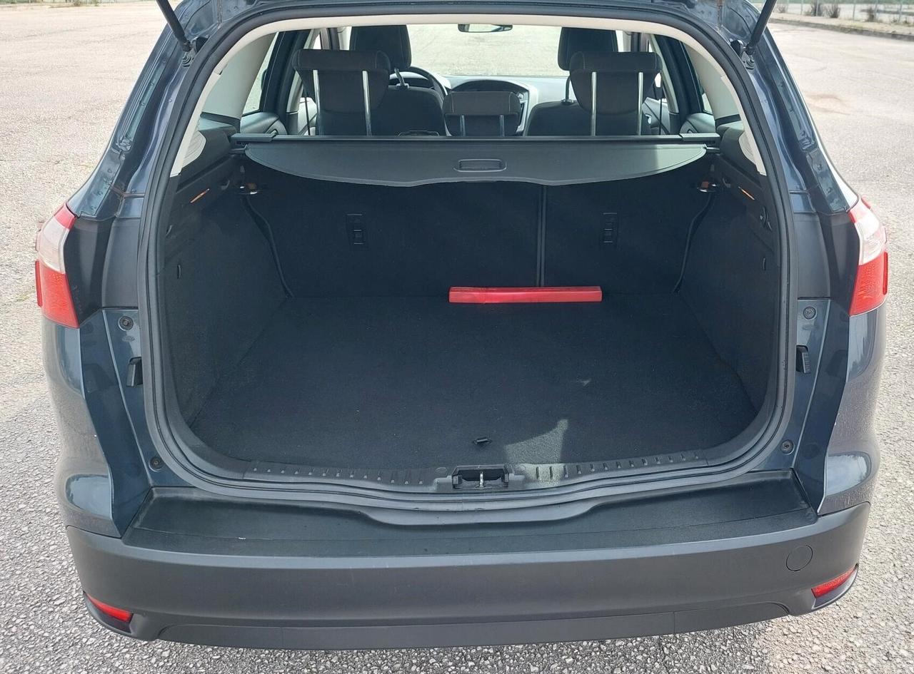 CONSUMI RIDOTTI -FORD FOCUS 1.6 -POCHI CHILOMETRI