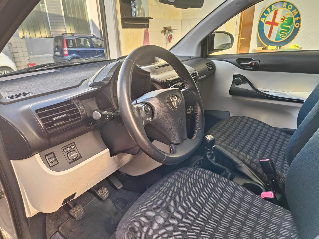 Toyota iQ 1.3 Executive E5B, adatta anche a neopatentati.